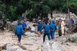 Lực lượng chức năng tìm kiếm hai người mất tích và khắc phục hậu quả trận lũ quét. (Ảnh: Trịnh Duy Hưng/TTXVN)