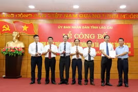 Ông Nguyễn Văn Vịnh (phải), Bí Thư tỉnh ủy Lào Cai, trao quyết định thành lập Sở Giao thông Vận tải và Xây dựng tỉnh Lào Cai. (Ảnh: Quốc Khánh/TTXVN)