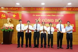 Ông Nguyễn Văn Vịnh (phải), Bí Thư tỉnh ủy Lào Cai, trao quyết định thành lập Sở Giao thông Vận tải và Xây dựng tỉnh Lào Cai. (Ảnh: Quốc Khánh/TTXVN)