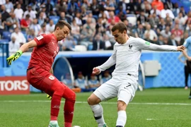 Thủ môn Fernando Muslera (trái) của Uruguay cản phá một pha bóng của Antoine Griezmann của Pháp trong trận đấu. (Nguồn: THX/TTXVN)