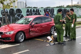 Lực lượng công an quận 2 khám nghiệm hiện trường, điều tra nguyện nhân vụ tai nạn. (Ảnh: Mạnh Linh/TTXVN)