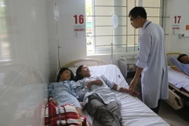 Chị Viễn và cháu Hà đang được theo dõi tại Bệnh viện đa khoa Hà Tĩnh. (Ảnh: Tường-Minh/Vietnam+)