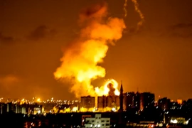 Khói lửa bốc lên sau một vụ không kích của các lực lượng Israel tại Gaza. (Nguồn: AFP/TTXVN)
