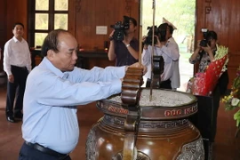 Thủ tướng Nguyễn Xuân Phúc tới dâng hương, dâng hoa tưởng niệm Bác Hồ tại Nhà lưu niệm Chủ tịch Hồ Chí Minh trong Khu di tích Kim Liên. (Ảnh: Thống Nhất/TTXVN)