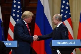Tổng thống Mỹ Donald Trump (trái) và Tổng thống Nga Vladimir Putin trong cuộc họp báo chung sau hội nghị thượng đỉnh ở Helsinki, Phần Lan. (Nguồn: AFP/TTXVN)