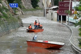 Lực lượng cứu hộ tìm kiếm nạn nhân và khắc phục hậu quả mưa lũ tại thị trấn Nanyu, huyện Zhouqu, phía Tây Bắc tỉnh Cam Túc. (Nguồn: THX/TTXVN)