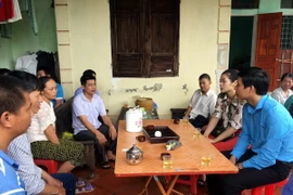 Thăm hỏi gia đình các em học sinh bị đuối nước tại huyện Quảng Xương. (Ảnh: Nguyễn Nam/TTXVN)