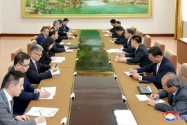 Thứ trưởng Ngoại giao Trung Quốc kiêm Đặc phái viên về vấn đề Triều Tiên Khổng Huyễn Hựu (thứ 5, trái) trong cuộc gặp Thứ trưởng Ngoại giao Triều Tiên Ri Kil-song (thứ 4, phải) tại Bình Nhưỡng ngày 25/7. (Nguồn: THX/TTXVN)