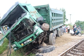 Tàu hỏa húc xe tải giữa đường ngang khiến tàu NA1 chậm hơn 1 giờ