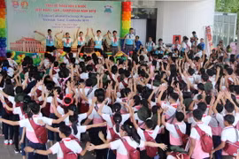 Thiếu nhi ba nước Việt Nam, Lào, Camphuchia tham gia chương trình sinh hoạt tập thể tại trại hè. (Ảnh: Xuân Dự/TTXVN)