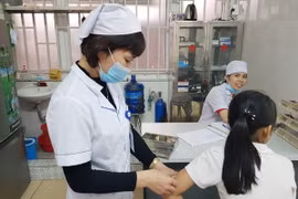Tiêm phòng bệnh dại cho bệnh nhân bị chó cắn. (Ảnh: Hoàng Nguyên/TTXVN)