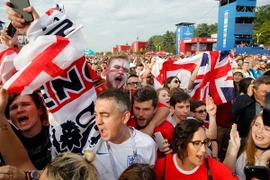 Các cổ động viên Anh mừng chiến thắng khi đội tuyển vào bán kết sau 28 năm. (Nguồn: THX/TTXVN)