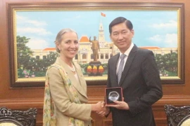 Phó Chủ tịch UBND Thành phố Hồ Chí Minh Trần Vĩnh Tuyến tiếp bà Baroness Fairhead. (Ảnh: Xuân Anh/TTXVN)