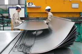 Sản xuất thép tấm. (Ảnh: Minh Tú/TTXVN)