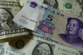 Đồng USD và nhân dân tệ. (Nguồn: AFP/TTXVN)
