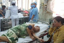 Các nạn nhân nằm điều trị tại Bệnh viện Đa khoa Bạc Liêu. (Ảnh: Huỳnh Sử/TTXVN)