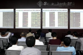 Sàn giao dịch chứng khoán SBS của Sacombank. (Ảnh: Hoàng Hải/TTXVN)