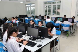 Giờ học thực hành môn Tin học của học sinh trường Tiểu học Đô thị Sài Đồng. (Ảnh: Quý Trung/TTXVN)