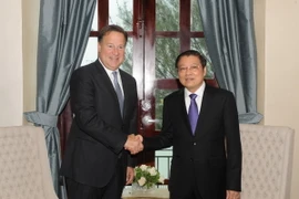 Trưởng ban Nội chính Trung ương Phan Đình Trạc hội kiến Tổng thống Panama Juan Carlos Varela. (Ảnh: Việt Hùng/TTXVN)