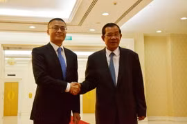Thủ tướng Campuchia Samdech Hun Sen tiếp Đại sứ đặc mệnh toàn quyền Vũ Quang Minh. (Ảnh: Minh Hưng/TTXVN)