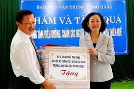 Trưởng ban Dân vận Trung ương Trương Thị Mai tới thăm, tặng quà tại Trung tâm Điều dưỡng, chăm sóc người có công tỉnh Thừa Thiên-Huế. (Ảnh: Tường Vi/TTXVN)