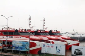 Tàu cao tốc neo đậu tại cảng Rạch Giá, không hoạt động do thời tiết xấu. (Ảnh: Lê Sen/TTXVN)
