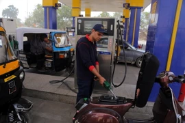 Nhân viên bơm xăng tại một trạm bán xăng dầu ở Cairo, Ai Cập. (Nguồn: THX/TTXVN)
