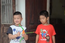 Hai trẻ bị trao nhầm tại Bệnh viện đa khoa Ba Vì đoàn tụ với cha mẹ đẻ