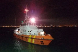 Tàu SAR 274 đưa nạn nhân về cập bờ tại Đà Nẵng. (Ảnh: TTXVN phát)