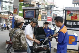 Người dân vẫn bơm xăng RON 95 tại cây xăng Petrolimex góc Trần Quang Diệu, quận 3, TP.HCM. (Ảnh: Hoàng Hải/TTXVN)