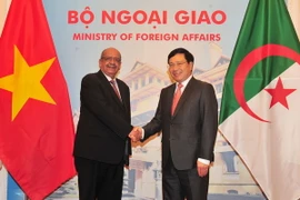 Phó Thủ tướng, Bộ trưởng Ngoại giao Phạm Bình Minh đón và hội đàm với Bộ trưởng Ngoại giao Algeria Abdelkader Messahel. (Ảnh: Nguyễn Khang/TTXVN)