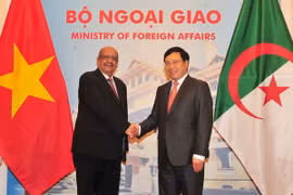 Phó Thủ tướng, Bộ trưởng Ngoại giao Phạm Bình Minh đón và hội đàm với Bộ trưởng Ngoại giao Algeria Abdelkader Messahel. (Ảnh: Nguyễn Khang/TTXVN)