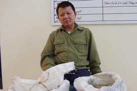 Đối tượng Phạm Văn Toả và tang vật tại cơ quan điều tra. (Ảnh: Xuân Hùng/TTXVN phát)