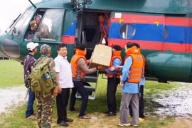 Chuyển hàng cứu trợ giúp đồng bào tỉnh Attapeu (Lào) khắc phục hậu quả sự cố vỡ đập. Ảnh: TTXVN phát
