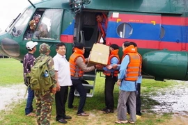 Chuyển hàng cứu trợ giúp đồng bào tỉnh Attapeu (Lào) khắc phục hậu quả sự cố vỡ đập. Ảnh: TTXVN phát