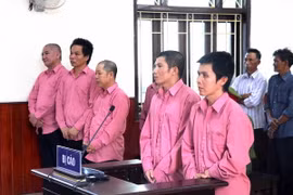 Các bị cáo trong vụ phá 64ha rừng tự nhiên ở huyện An Lão, tỉnh Bình Định. (Ảnh: Nguyên Linh/TTXVN)