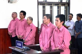 Các bị cáo trong vụ phá 64ha rừng tự nhiên ở huyện An Lão, tỉnh Bình Định. (Ảnh: Nguyên Linh/TTXVN)