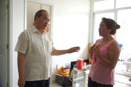 Bí thư Thành ủy Thành phố Hồ Chí Minh Nguyễn Thiện Nhân thăm hỏi người dân tại chung cư tái định cư phường Bình Khánh (quận 2). (Ảnh: Trần Xuân Tình/TTXVN)