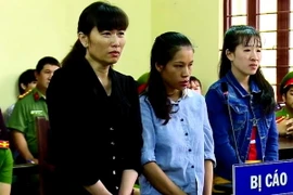Các bị cáo nghe Tòa tuyên án. (Ảnh: Thành Chung/TTXVN)