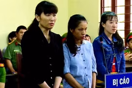 Các bị cáo nghe Tòa tuyên án. (Ảnh: Thành Chung/TTXVN)