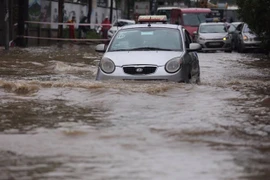 Mưa lớn gây ngập úng tại Hà Nội. (Ảnh: Minh Sơn/Vietnam+)