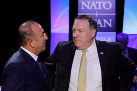 Ngoại trưởng Mỹ Mike Pompeo (phải) và người đồng cấp Thổ Nhĩ Kỳ Mevlut Cavusoglu tại cuộc gặp ở Brussels, Bỉ ngày 11/7. (Nguồn: AFP/TTXVN)