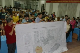 Cử tri quận 2 trình bày bản Sơ đồ điều chỉnh quy hoạch các khu vực không bán nhà thuộc quyền sở hữu nhà nước trên địa bàn quận 2 ngày 15/1/1998. (Ảnh: Tiến Lực/TTXVN)