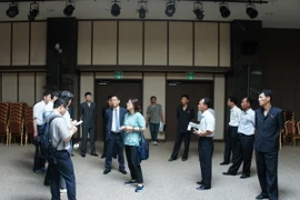 Các quan chức Hàn Quốc thị sát khu vực dự kiến diễn ra cuộc đoàn tụ các gia đình ly tán ở khu nghỉ dưỡng núi Kumgang. (Nguồn: Yonhap/TTXVN)