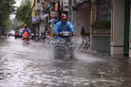 Ngập nước tại phố Quan Nhân và Vũ Trọng Phụng sau cơn mưa lớn. (Ảnh: Minh Sơn/Vietnam+)