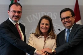 Ngoại trưởng Canada Chrystia Freeland (giữa), Ngoại trưởng Mexico Luis Videgaray (trái) và Bộ trưởng Kinh tế Mexico Ildefonso Guajardo trong cuộc họp báo sau cuộc gặp tại Mexico City. (Nguồn: EFE/TTXVN)