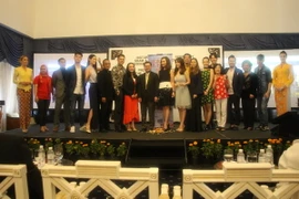 Các thành viên đoàn làm phim tại lễ ra mắt. (Ảnh: Lê Hòa/Vietnam+)