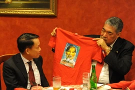 Tổng Bí thư đảng Phong trào Cánh tả Thống nhất (MIU) Miguel Mejía (bên phải) tặng Tổng giám đốc TTXVN Nguyễn Đức Lợi chiếc áo đồng phục có in hình Chủ tịch Hồ Chí Minh của đảng này. (Ảnh: Lê Hà/TTXVN)