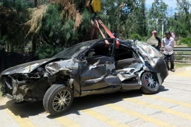 Chiếc xe ô tô bị biến dạng hoàn toàn sau vụ tai nạn. (Ảnh: Xuân Triệu/TTXVN)