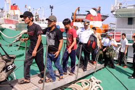 Ngư dân về đất liền an toàn. (Ảnh: Đoàn Mạnh Dương/TTXVN)